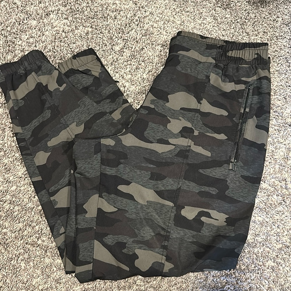 Old Navy Stretch wind-pant material joggers size L